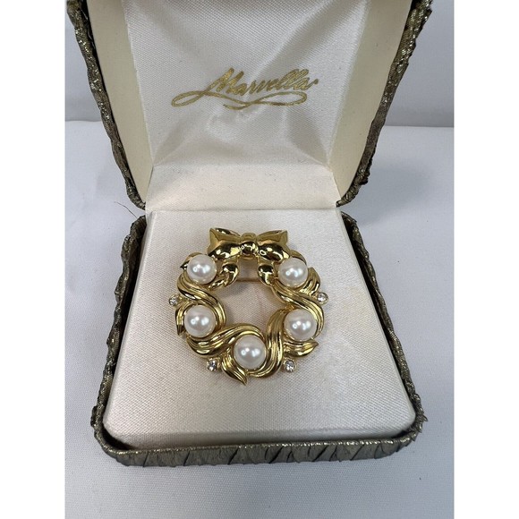 Marvella Brooch Gold Toned Metal Wreath w/Bow Crystals and Faux Pearls Pin W/Box - Picture 2 of 6